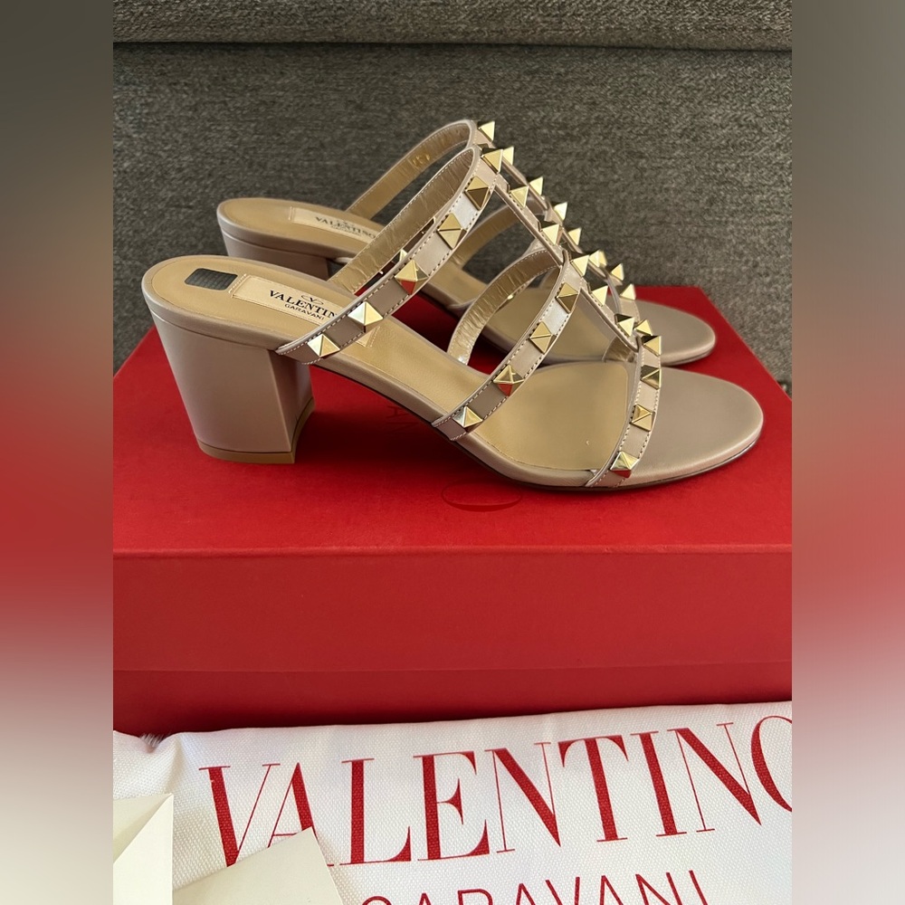New VALENTINO GARAVANI
Rockstud Leather Block Heel Sandals - Picture 10 of 15